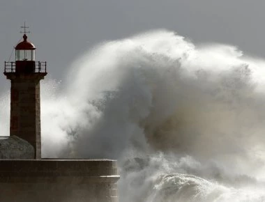 «Ξενοφών»: Άνεμοι 10 μποφόρ «σφυροκοπούν» την χώρα - Που έχει απαγορευτικό απόπλου και κλειστά σχολεία